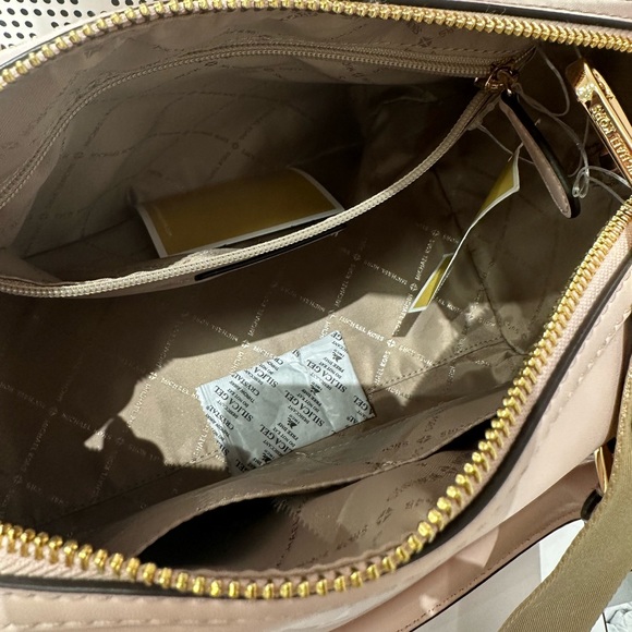 MICHAEL KORS TRAVEL MEDIUM DUFFEL SATCHEL / CROSSBODY LIGHT POWDER BLUSH COLOR - Picture 15 of 16